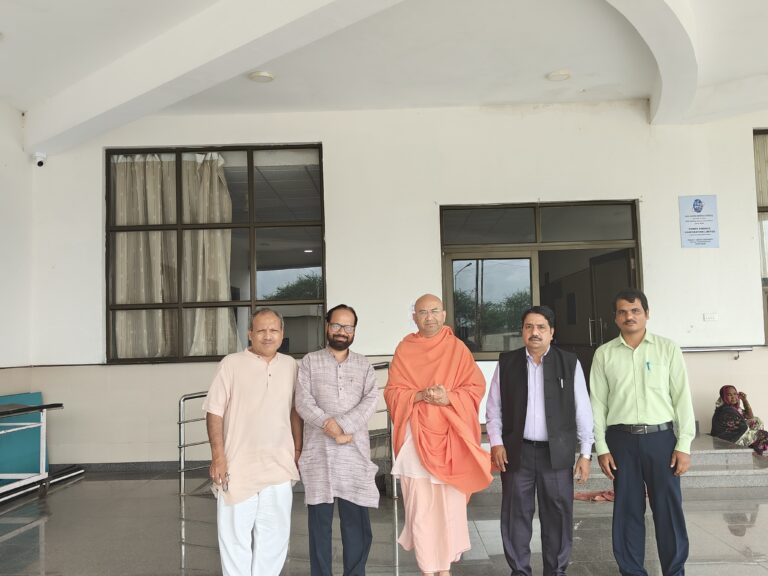 राष्ट्रीय संस्कृत विद्यापीठाचे संचालक डॉ गोविंद पांडे यांची श्री रामकृष्ण सेवा संघाच्या तळवडे येथील आरोग्य केंद्रास भेट